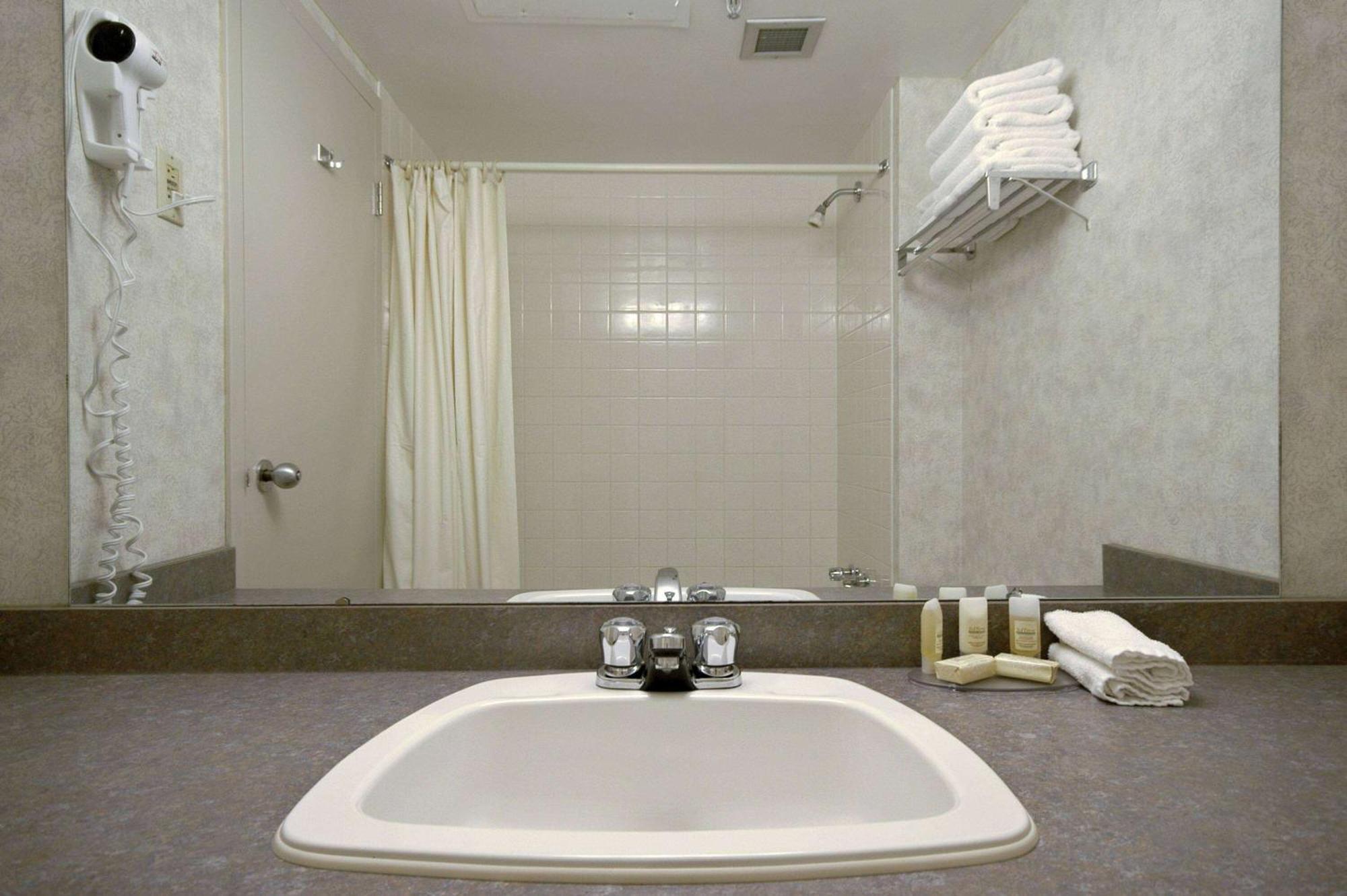 Howard Johnson By Wyndham Portage La Prairie Ngoại thất bức ảnh