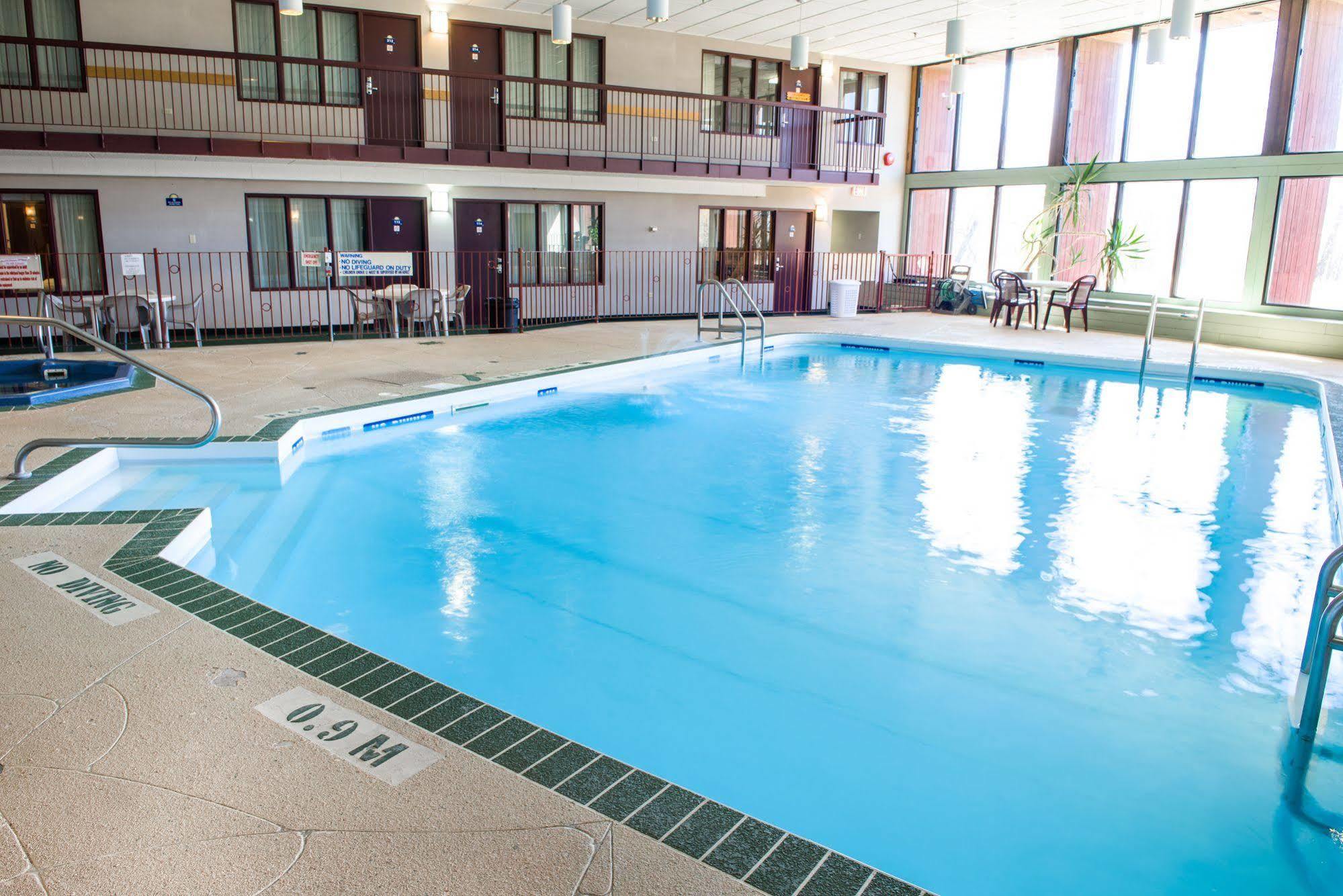 Howard Johnson By Wyndham Portage La Prairie Ngoại thất bức ảnh