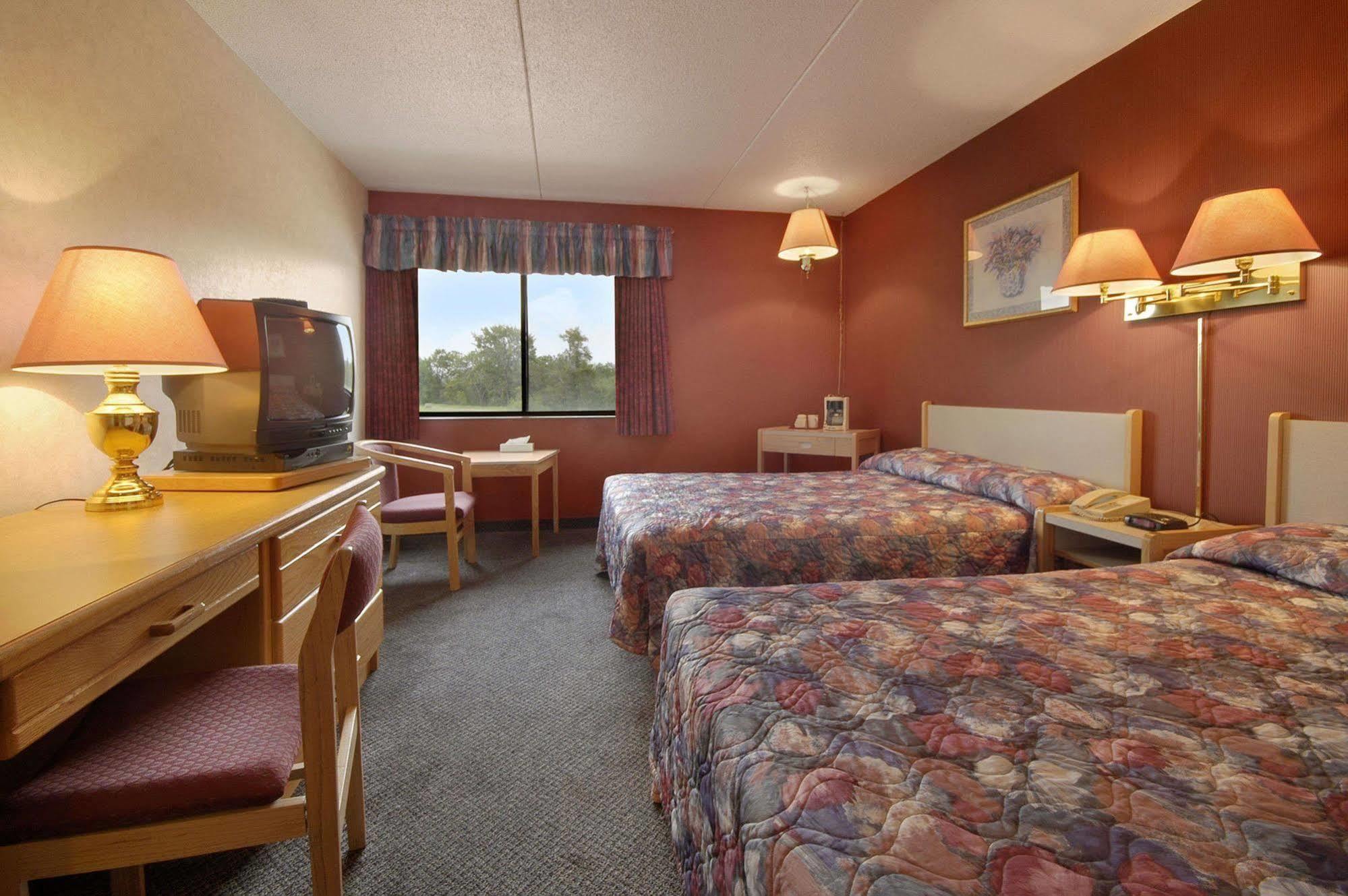 Howard Johnson By Wyndham Portage La Prairie Ngoại thất bức ảnh